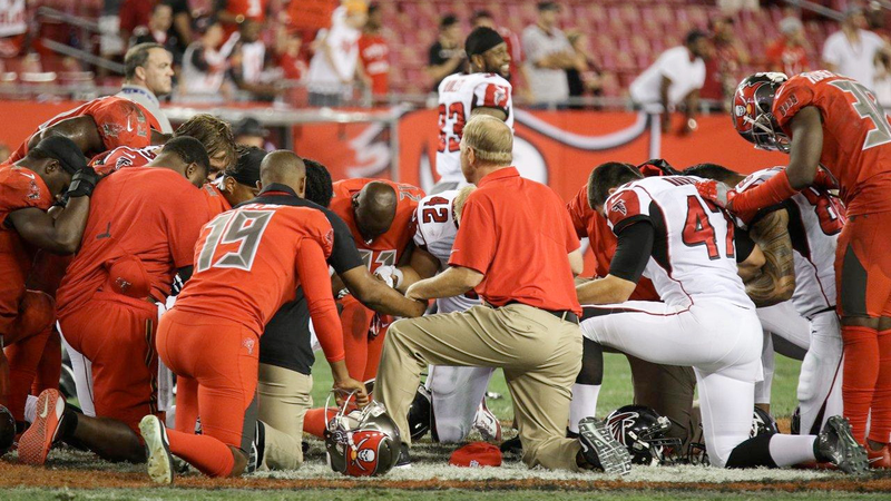 Members of the Tampa Bay Buccaneers and Atlanta Falcons share a prayer on the field (Photo: Atlanta Falcons)